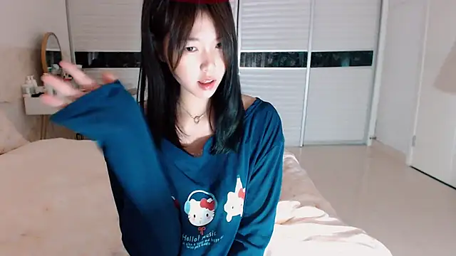 Snapshot of -Lucky_Girl chatting on 09-14-25, 02:44 -Lucky Girl online show from 09-14-25, 02:44