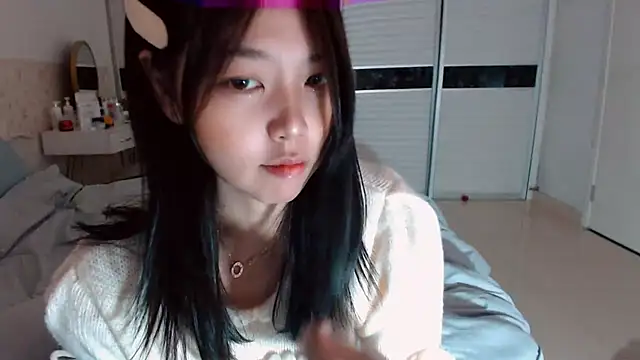 Snapshot of -Lucky_Girl chatting on 10-14-25, 02:23 -Lucky Girl online show from 10-14-25, 02:23