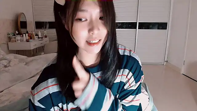 Snapshot of -Lucky_Girl chatting on 10-27-25, 02:43 -Lucky Girl online show from 10-27-25, 02:43