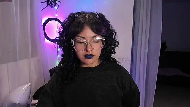 Snapshot of witchviolet chatting on 12-30-24, 12:32 witchviolet online show from 12-30-24, 12:32