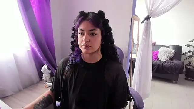 Snapshot of witchviolet chatting on 10-01-25, 04:02 witchviolet online show from 10-01-25, 04:02