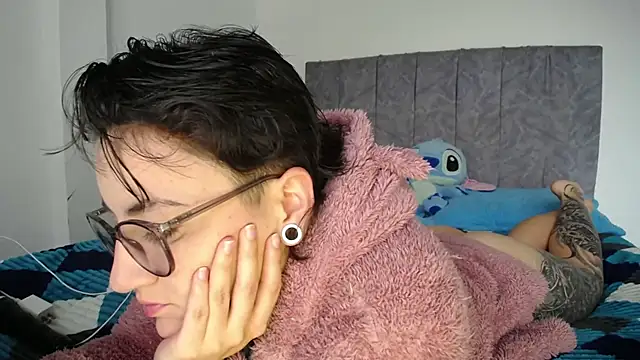 Snapshot of linda_33 chatting on 02-05-26, 08:35 linda 33 online show from 02-05-26, 08:35