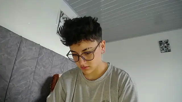 Snapshot of linda_33 chatting on 03-26-26, 04:34 linda 33 online show from 03-26-26, 04:34