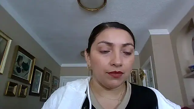 Snapshot of claudia chatting on 04-06-26, 11:44 claudia online show from 04-06-26, 11:44