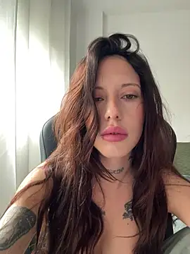 Snapshot of BellaGiaxx chatting on 11-17-25, 10:10 BellaGiaxx online show from 11-17-25, 10:10