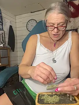 TrenaAnne online show from 02-05-25, 10:22