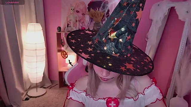 Snapshot of Beatrica_Klein chatting on 10-28-25, 03:58 Beatrica Klein online show from 10-28-25, 03:58