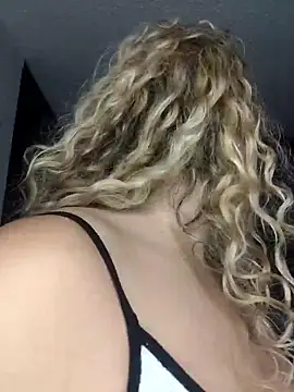 Sara smiiith211 online show from 12-21-25, 10:00