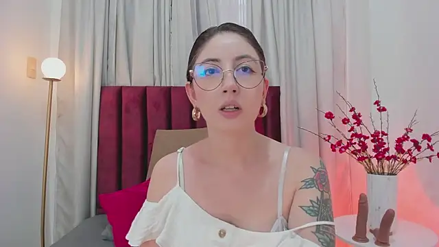 Emilywatsonn online show from 12-20-24, 11:43