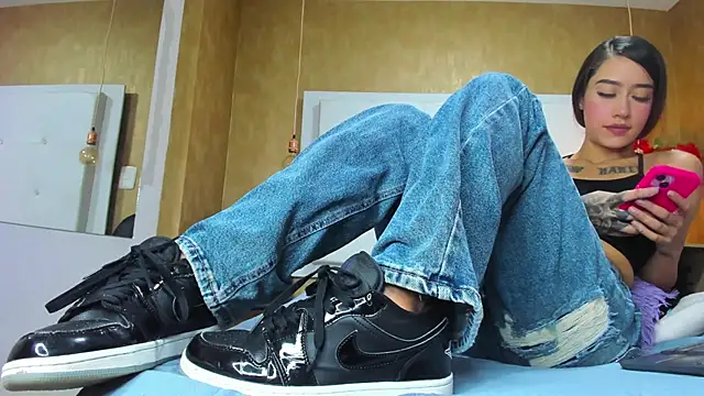 Snapshot of Little_Jenni chatting on 11-10-25, 01:43 Little Jenni online show from 11-10-25, 01:43