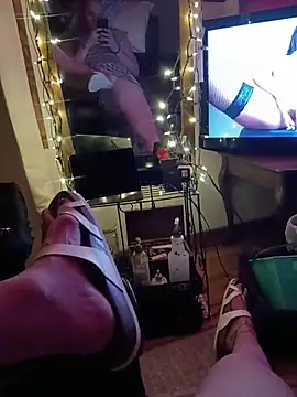 Dee-Lux Fux online show from 11-18-25, 07:57