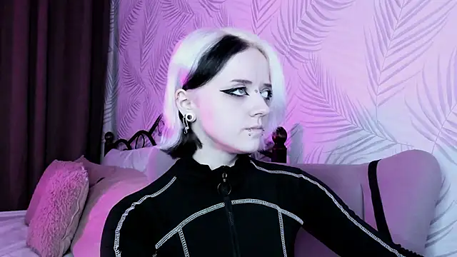 Holy Silvia online show from 12-19-24, 08:13