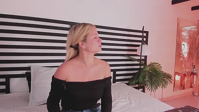 stefanny ruiz  online show from 12-17-24, 12:33