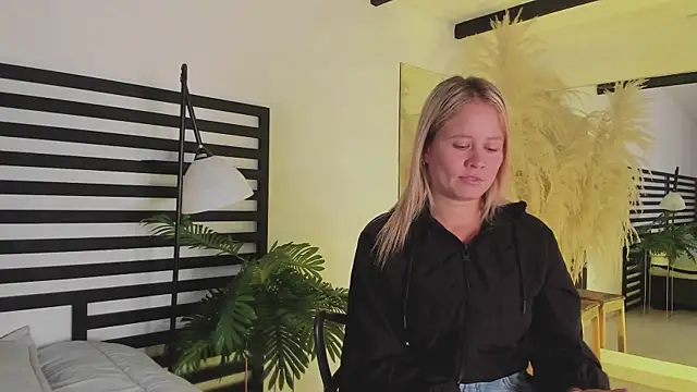 stefanny ruiz  online show from 12-21-24, 12:38