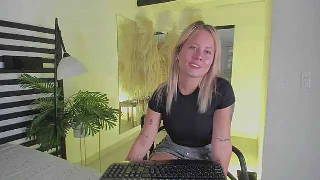 stefanny ruiz  online show from 01-10-25, 12:36