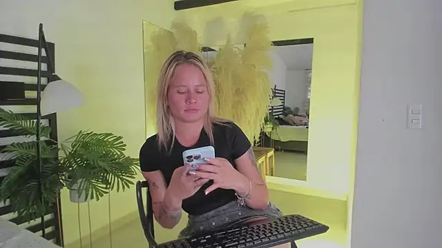 stefanny ruiz  online show from 01-10-25, 06:38