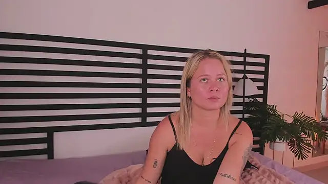 stefanny ruiz  online show from 01-18-25, 03:38