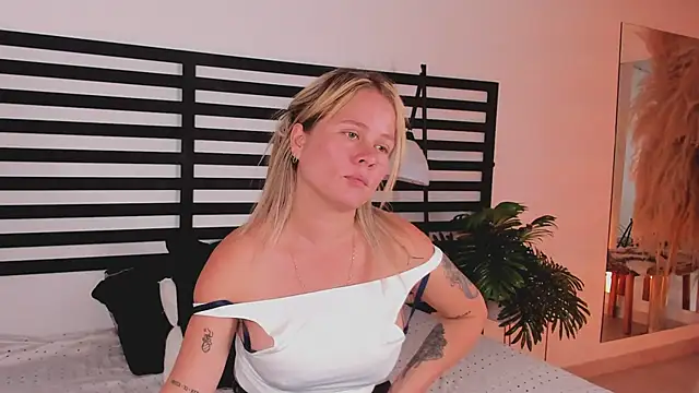 stefanny ruiz  online show from 01-21-25, 03:32