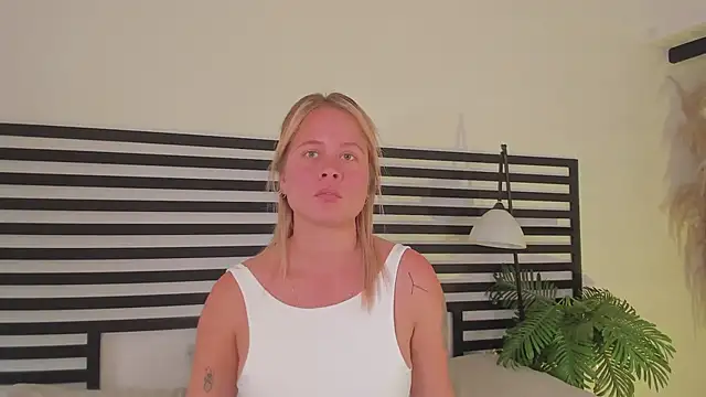 stefanny ruiz  online show from 02-17-25, 03:53