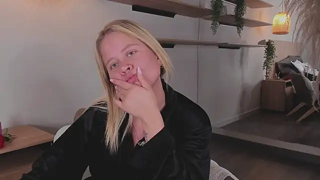 stefanny ruiz  online show from 03-22-25, 03:20