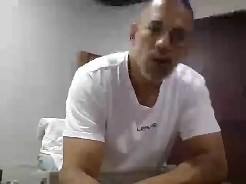 Snapshot of jackbigcock11 chatting on 12-15-25, 06:17 jackbigcock11 online show from 12-15-25, 06:17