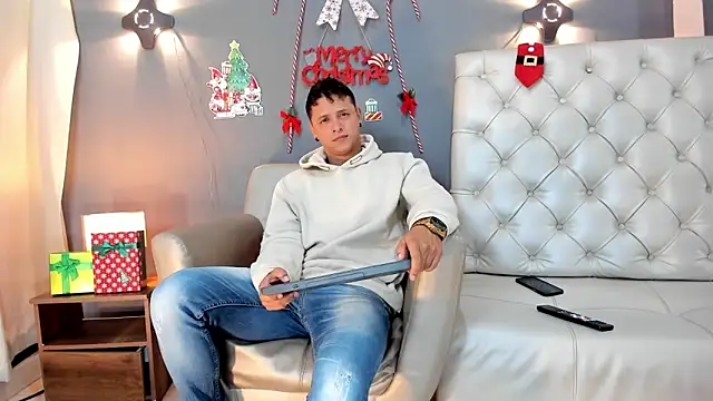 Snapshot of MITCHELL_BURNS chatting on 12-14-24, 11:45 MITCHELL BURNS online show from 12-14-24, 11:45