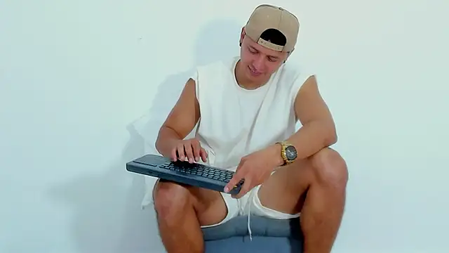 Snapshot of MITCHELL_BURNS chatting on 01-04-25, 10:34 MITCHELL BURNS online show from 01-04-25, 10:34