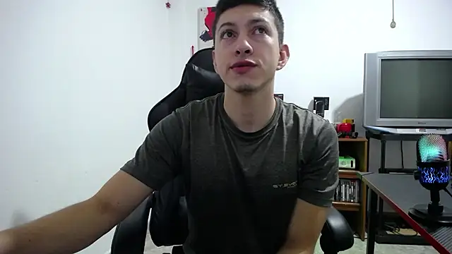 Snapshot of Iam_yourbabyprincess_XD chatting on 11-15-25, 10:04 Iam yourbabyprincess XD online show from 11-15-25, 10:04