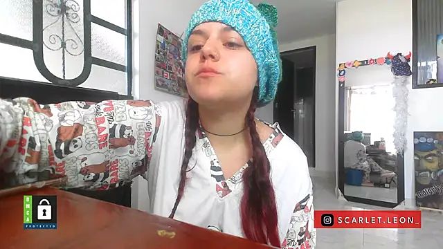 Snapshot of Scarletleon77 chatting on 10-22-25, 12:05 Scarletleon77 online show from 10-22-25, 12:05