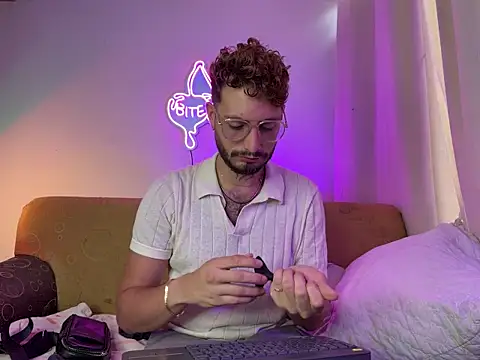 axel giracr online show from 10-15-25, 07:14