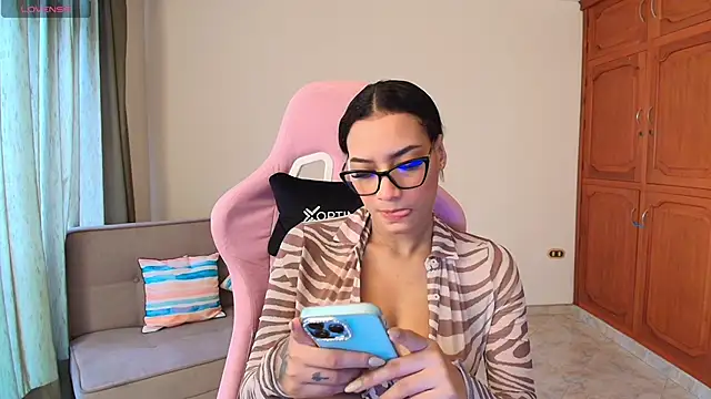 Snapshot of lili_jade222 chatting on 11-08-25, 12:27 lili jade222 online show from 11-08-25, 12:27