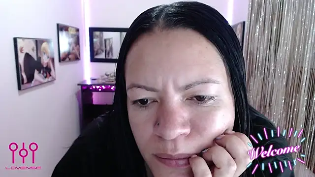 Snapshot of Cristal_w chatting on 10-30-25, 01:12 Cristal w online show from 10-30-25, 01:12