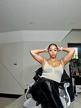 Snapshot of QueenTricks1 chatting on 10-13-25, 01:33 QueenTricks1 online show from 10-13-25, 01:33