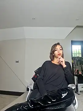 Snapshot of QueenTricks1 chatting on 10-15-25, 08:25 QueenTricks1 online show from 10-15-25, 08:25