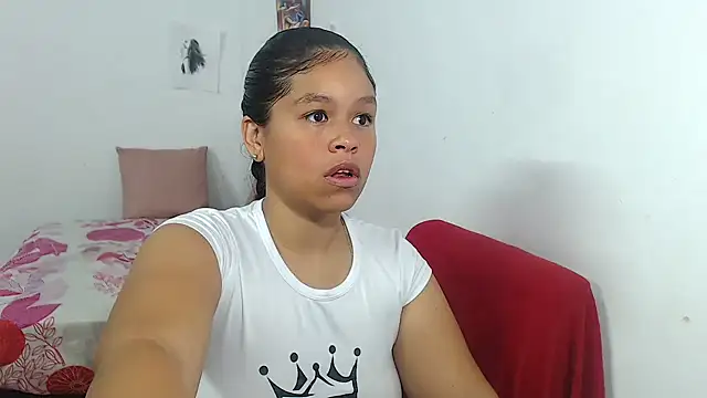 Snapshot of Hazel_donna chatting on 02-14-26, 09:39 Hazel donna online show from 02-14-26, 09:39