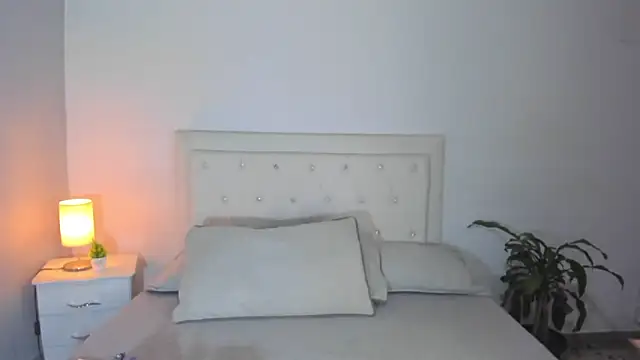 MELISSA ALVAREZ online show from 10-08-25, 09:18