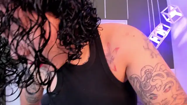 Snapshot of Alexxxholy chatting on 02-18-25, 01:44 Alexxxholy online show from 02-18-25, 01:44