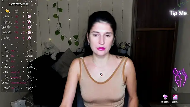 Snapshot of Alianna_Solo_Kisses chatting on 01-28-25, 06:27 Alianna Solo Kisses online show from 01-28-25, 06:27