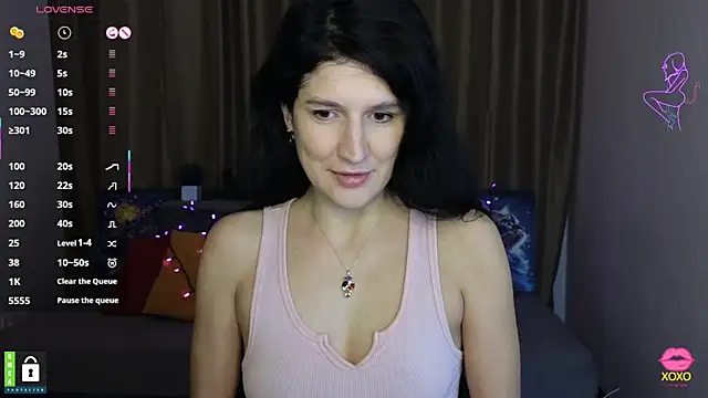 Snapshot of Alianna_Solo_Kisses chatting on 03-06-25, 06:30 Alianna Solo Kisses online show from 03-06-25, 06:30