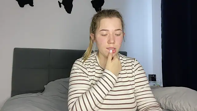 Embersweetbunny online show from 01-11-25, 09:15