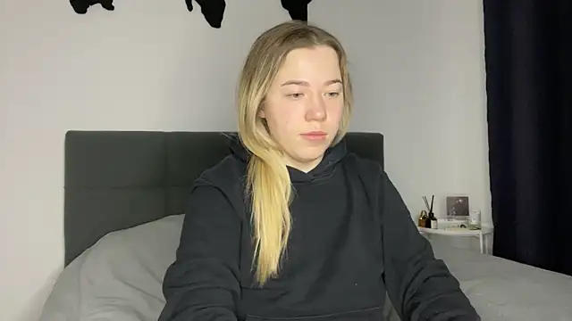 Embersweetbunny online show from 01-14-25, 06:45