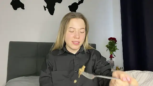 Embersweetbunny online show from 01-27-25, 02:24