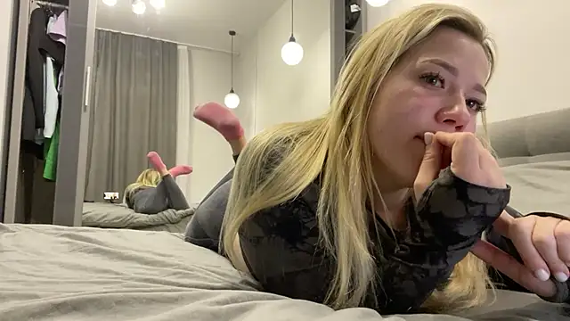 Embersweetbunny online show from 10-22-25, 04:13