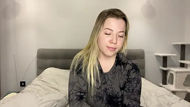 Embersweetbunny online show from 01-07-26, 06:43