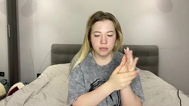 Embersweetbunny online show from 01-11-26, 06:29