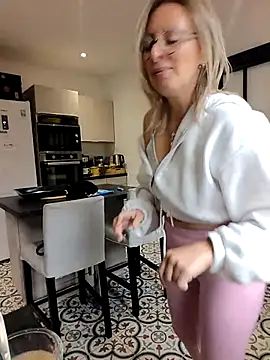 Jade Emeraud online show from 12-15-25, 01:15