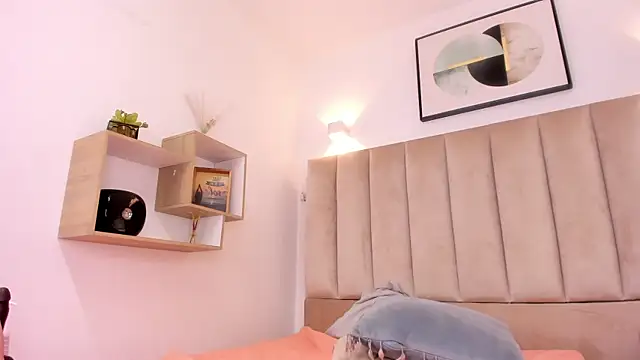 Anniie Queen online show from 12-13-24, 06:10