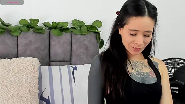 VeronicaTonu online show from 12-18-24, 03:22