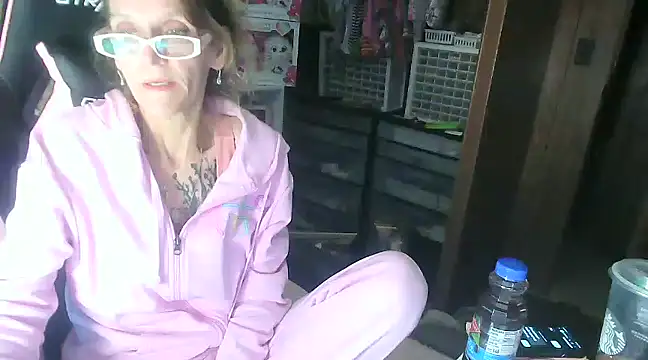 Snapshot of MsJustDamn71 chatting on 01-04-25, 01:10 MsJustDamn71 online show from 01-04-25, 01:10