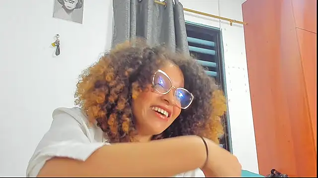 Snapshot of Ada_gales_ chatting on 10-30-25, 03:41 Ada gales online show from 10-30-25, 03:41